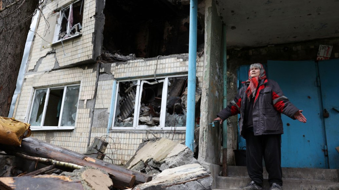 Building's storeys folded: Russians launch airstrike on Avdiivka