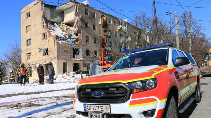 Rocket attack on Kharkiv: a woman's body was found under the rubble