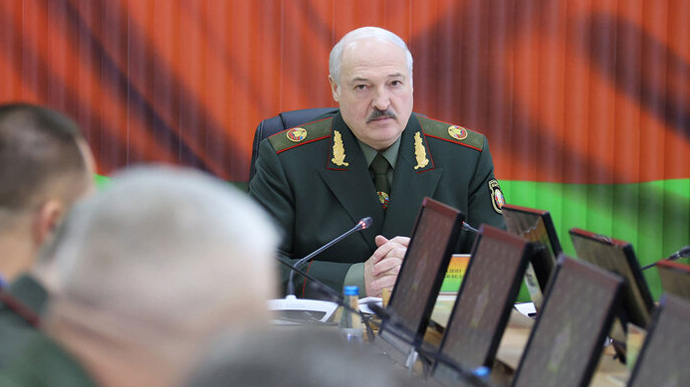 Лукашенко вимагає від Заходу довести, що Росія хоче напасти на Україну