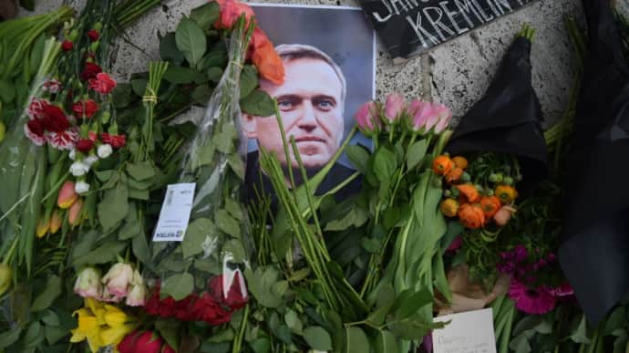 Родині Навального не віддають його тіло, але заявили, що криміналу не виявлено