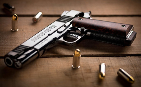 До 50-літнього ювілею Петра Порошенка глава МВС нагородив його пістолетом від американської компанії Сabot Gun Jones 1911