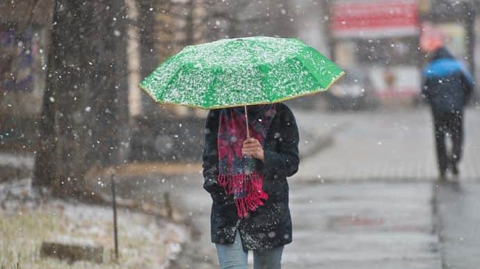 У суботу по Україні очікують дощі і мокрий сніг, погода погіршиться