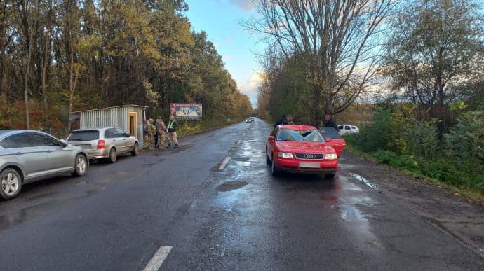 На Закарпатті водій наїхав на 21-річного прикордонника на блокпості