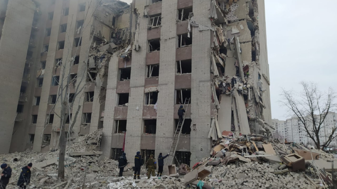 Авіаудар по Чернігову: зруйнований 9-поверховий гуртожиток, є загиблий