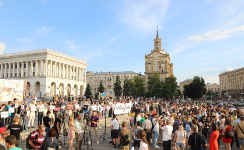 На Майдані сотні людей вийшли підтримати Сенцова