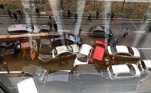 Автокран в центре Киева смял 18 автомобилей