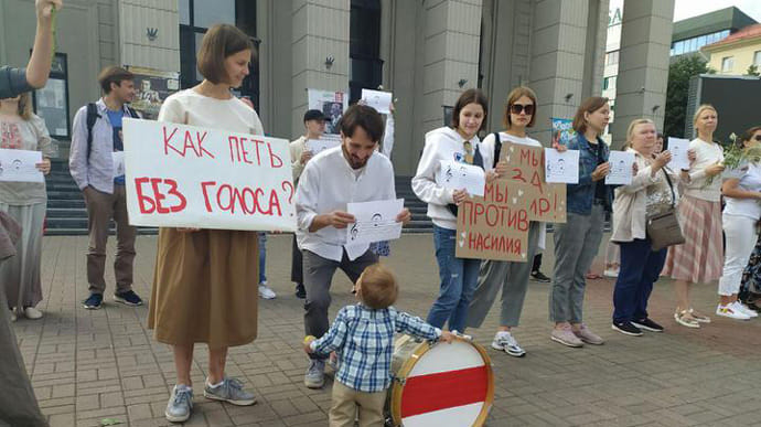 Цветы и плакаты: в Беларуси продолжаются протесты  