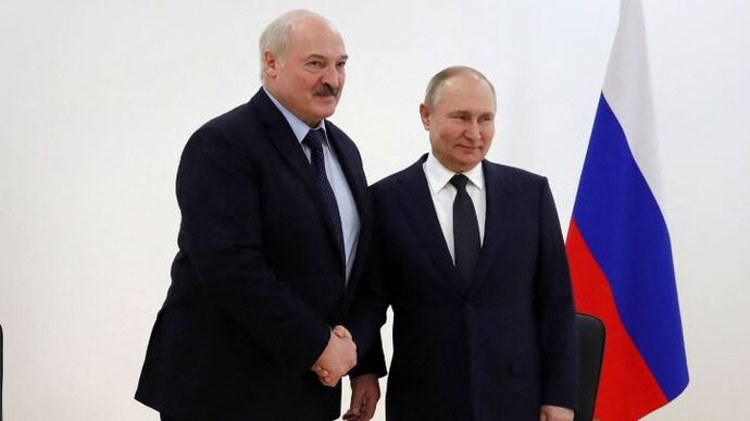 Лукашенко каже, що не допустить удару в спину Росії, готовий піднімати по тривозі військових
