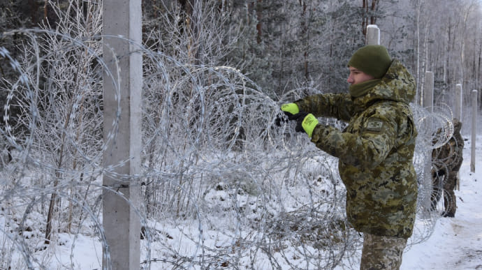 Пограничники показали, как усиленно обустраивают границу с Беларусью