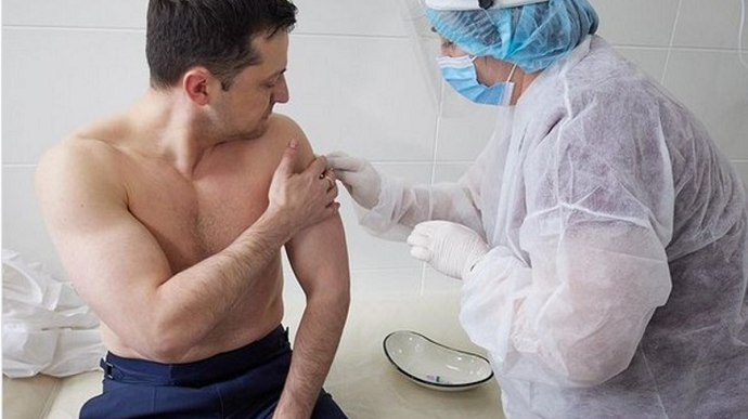 Никто не умер: Зеленский не видит причин останавливать вакцинацию