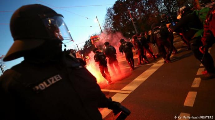 В Лейпциге - столкновения между полицией и противниками коронавирусных ограничений
