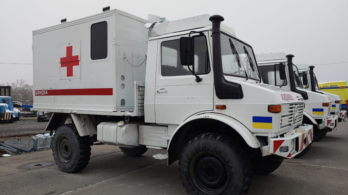 Украина получила три автомобиля скорой помощи, деньги на которые собрала Эстония