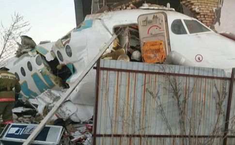 Самолет со 100 людьми на борту разбился в Казахстане, по меньшей мере 7 жертв
