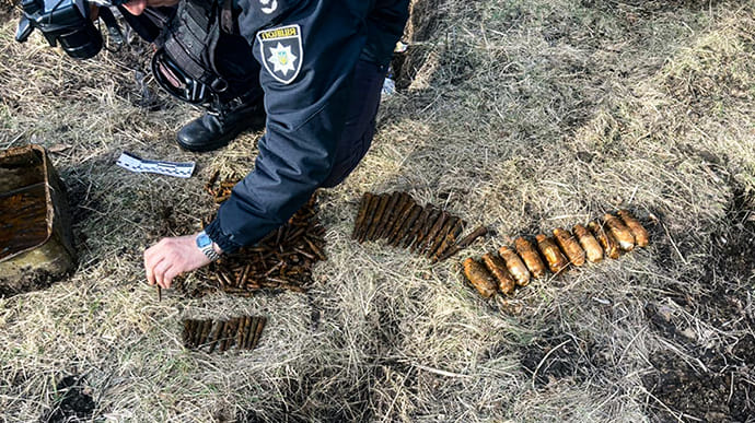 На Луганщині на території школи знайшли схрон із боєприпасами