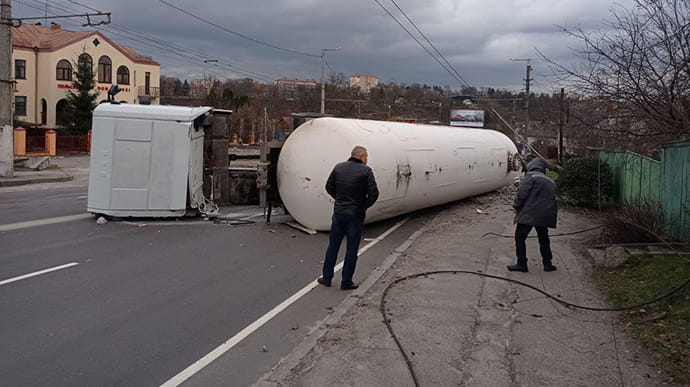 В Житомире перевернулась цистерна с газом, эвакуировали жителей двух домов