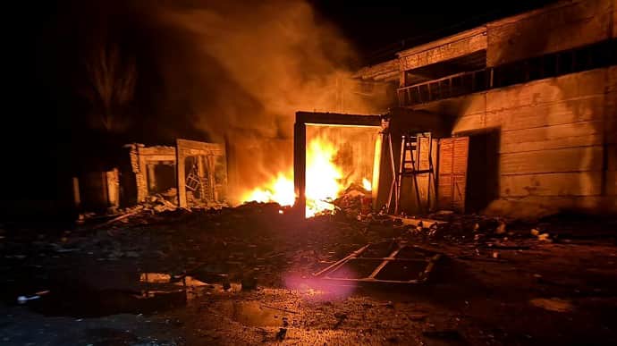 Ворог атакував Покровськ: виникли пожежі, є постраждалі
