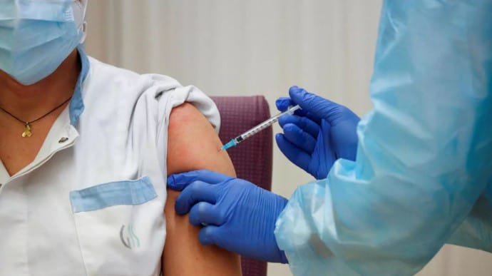 Коронавирус: стало известно, кто первым получит прививки в Украине