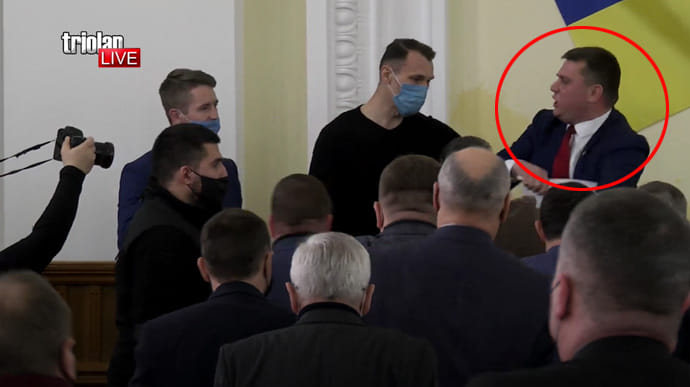 Харьковский депутат заявил о госперевороте в 2014 году – его выгнали с трибуны