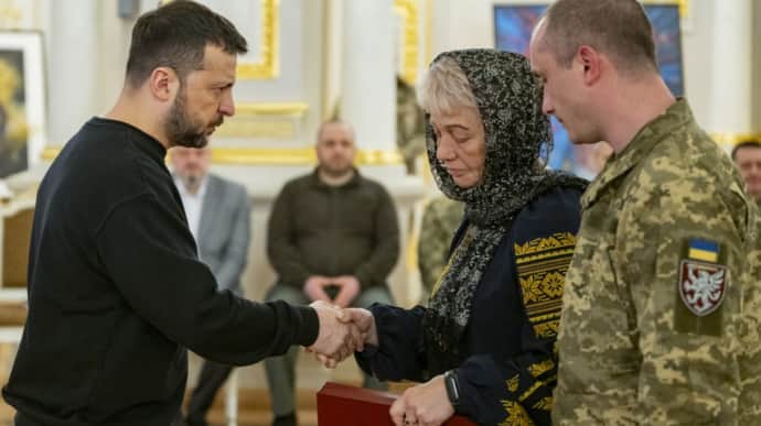 Zelenskyy presents orders to Heroes of Ukraine and families of fallen soldiers – video