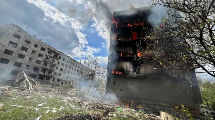 Донецкая область: россияне сбросили авиабомбу на пятиэтажку, есть погибшая