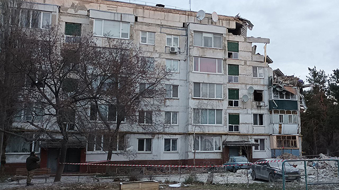 Mayor shows consequences of Russian strike on five-storey residential building near Chuhuiv, Kharkiv Oblast