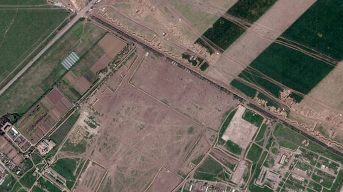 Russian invaders withdrew equipment from northern Crimea and dug trenches – satellite images