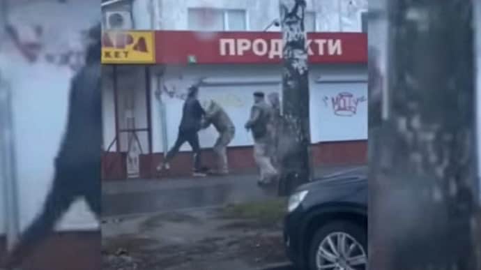 В Житомире избили работника военкомата посреди улицы