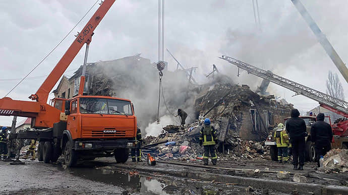 Удар россиян по дому в Новогродовке: из-под завалов достали погибшего, ищут еще 