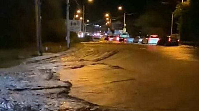 Снова ливни: под Симферополем подтопило несколько домов и дорогу