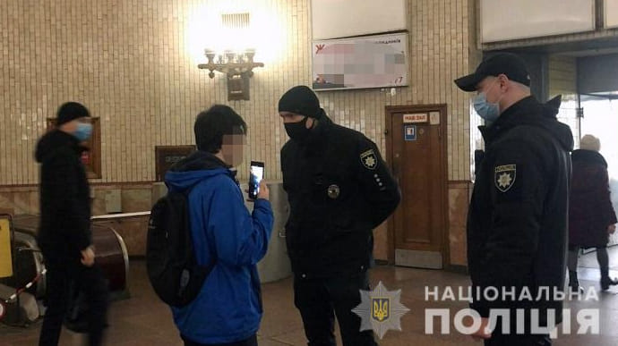 Полиция Киева уже поймала в метро 148 нарушителей карантина