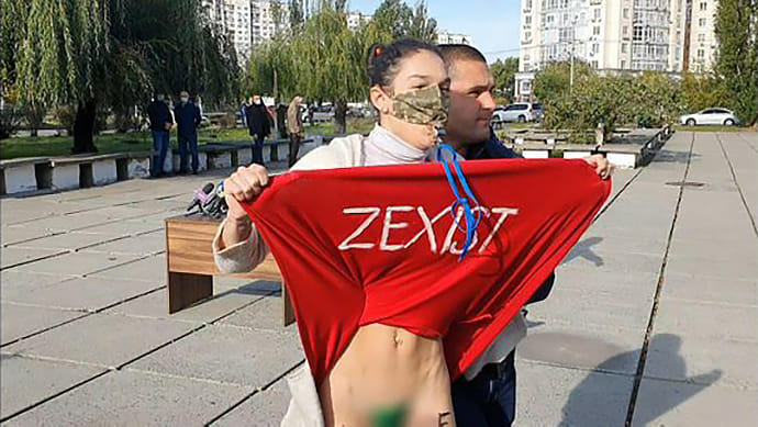 Перед Зеленським оголилася представниця Femen, на неї склали протокол
