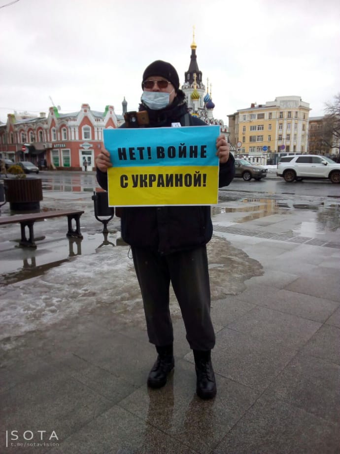 Активист Максим Тихонов вышел на проспект Кирова в Саратове против войны с Украиной