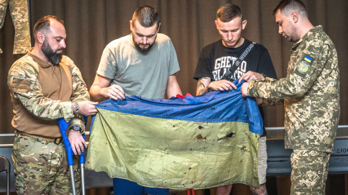 Прапор України, який майорів над Азовсталлю, передали у музей