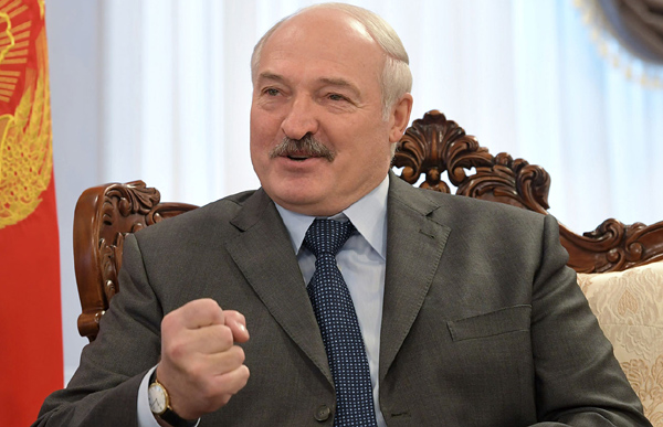 Лукашенко советует, как не подхватить COVID-19: не сиди дома, сопли развесив, не лезь к чужой женщине
