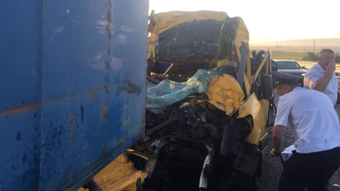 В оккупированном Крыму микроавтобус влетел в КамАЗ: 9 погибших