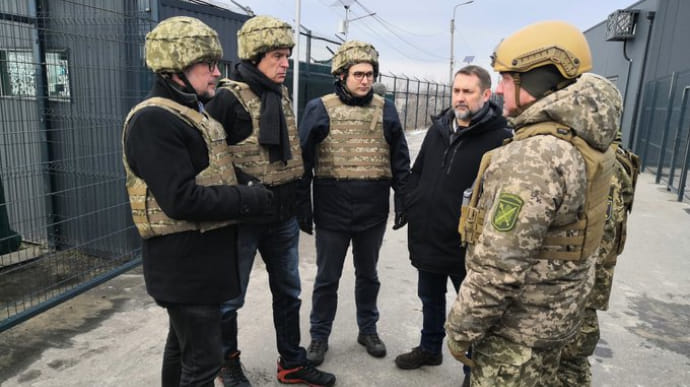 Глави МЗС Австрії, Чехії і Словаччини зустрілися з українськими військовими у прифронтовій зоні