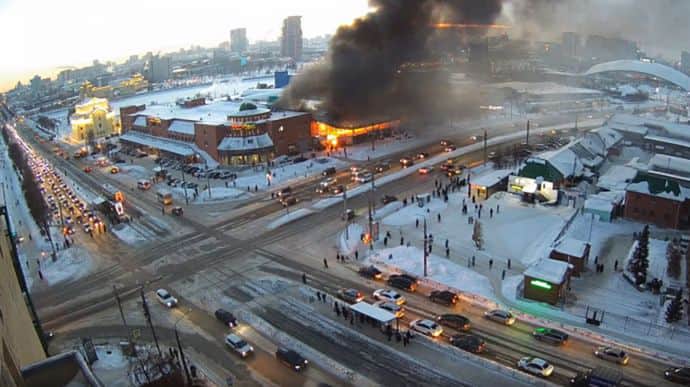 У російському Челябінську на великій площі палає ТРЦ