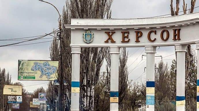 Russian forces hit Kherson again: three women injured