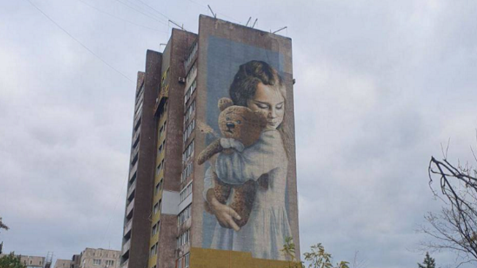 Occupiers want to destroy Milana Mural in Mariupol, a symbol of the tragedy of war