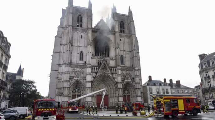 Пожар в готическом соборе в Нанте наконец потушили