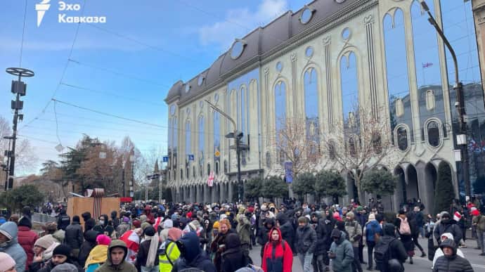 У парламенті Грузії починаються вибори президента, під стінами протест