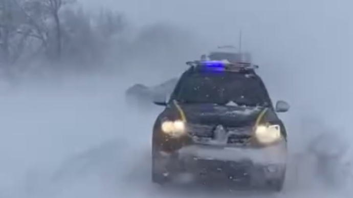 Рух трасою Одеса-Рені заборонений, автівки застрягають у снігу