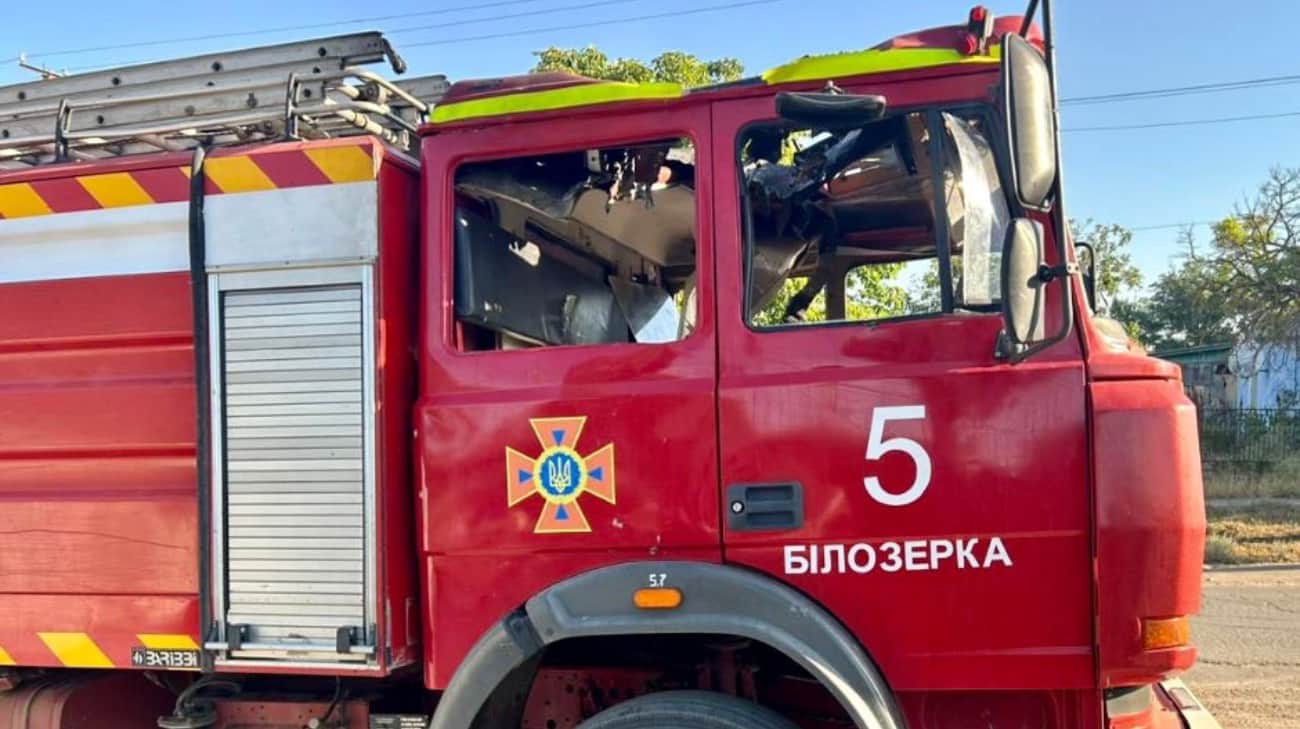 Russians drop explosives on Ukrainian fire vehicle – photos