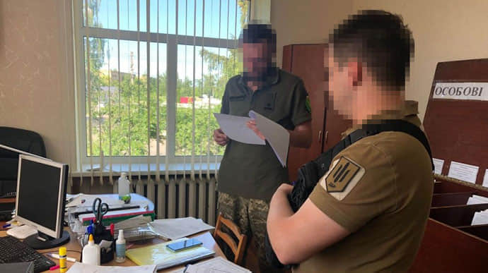 На Київщині спіймали воєнкома, який відправляв за кордон ухилянтів