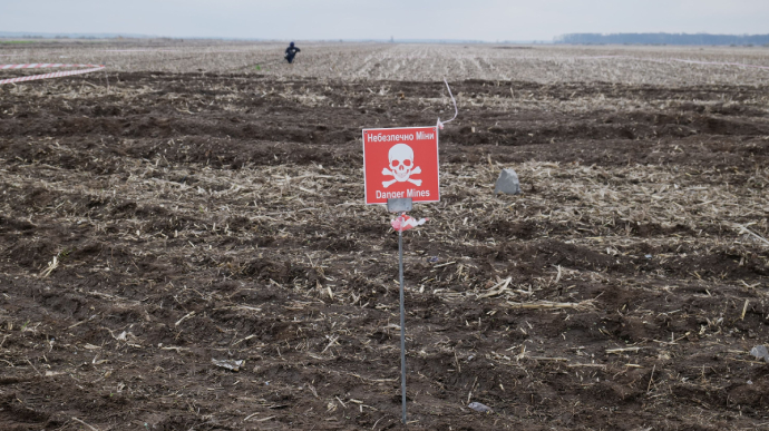 As Russian forces retreat in Kherson Oblast, they plant mines along roads
