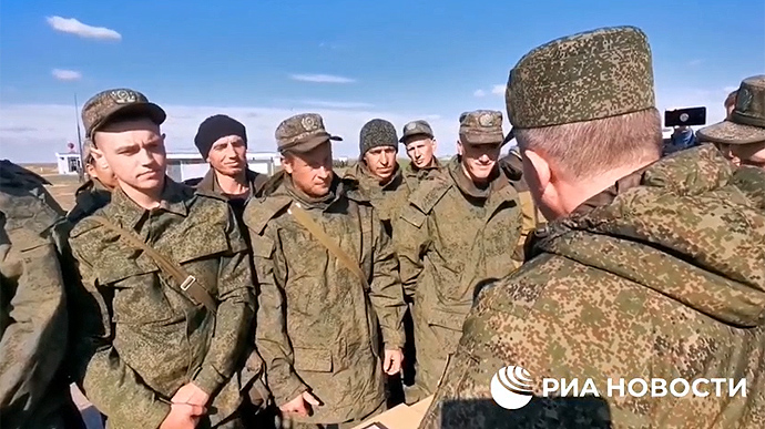 Мобілізованих на Луганщині одягають у форму, зняту з убитих і поранених – ОВА 