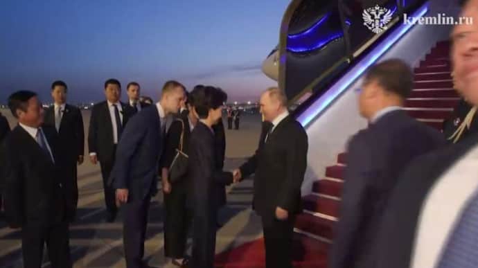 Putin arrives in China and plans to have one-on-one conversation with Xi – video