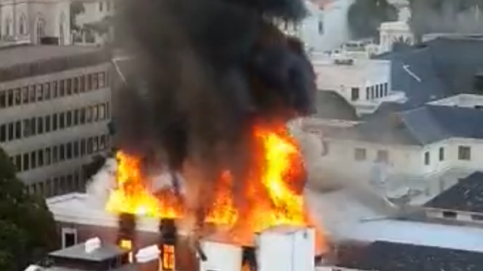 У Кейптауні палає будівля парламенту ПАР