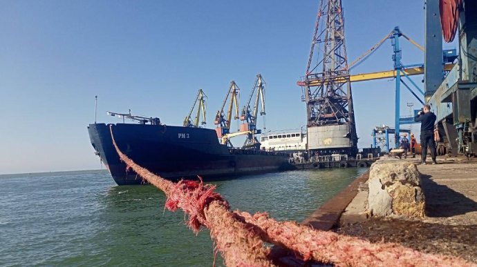 Looting in Mariupol: for the second day occupiers load Ukrainian metal onto a Russian ship