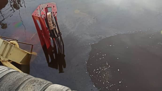 В порту Николаева затонуло судно: произошла утечка нефти